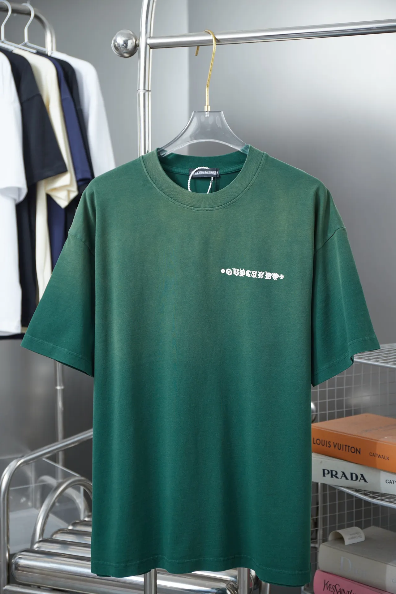 🅿️210 Ch*ome Hearte 25SS early spring new model Three-dimensional thick version of Croix heart logo short sleeves Light luxury essential item for daily commuting for men and women Correct version Welcome to compare Detailed features · 320g 100% pure cotton double yarn jersey fabric · Custom dyed in the same vat with special thickened 32 pieces double-ply 1X1 thread · Three-dimensional thick version of Croix heart logo printing · Ready-to-wear dyeing Then do the faded fried snowflake process, then wash it to make it look old · General washing to improve the effect · Double-needle stitching and cross-stitch process · Original main mark, washed tag, brand moisture-proof paper packaging Color: white/black/green/blue Size: S/M/L/XL